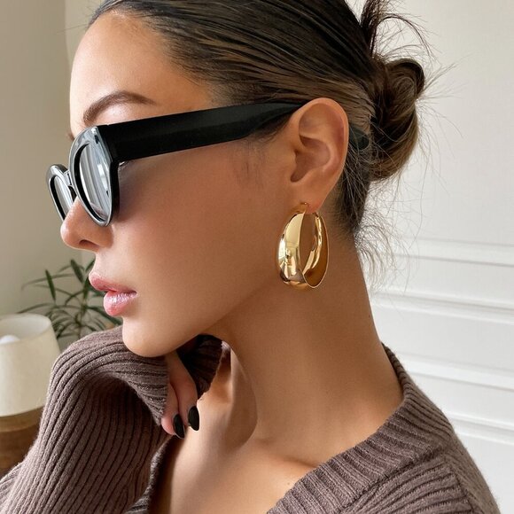 Yellow Gold tone Elegant Women's Minimalist Hoop Earrings - Picture 1 of 8